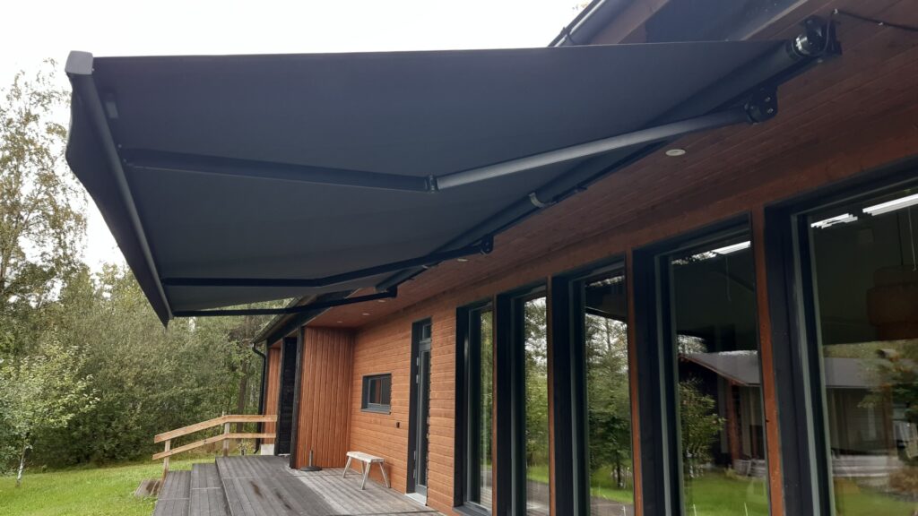 Sähkökäyttöinen terassimarkiisi on tyylikäs ja moderni aurinkosuoja, joka tarjoaa erinomaisen suojan paahtavaa aurinkoa ja häikäisyä vastaan.