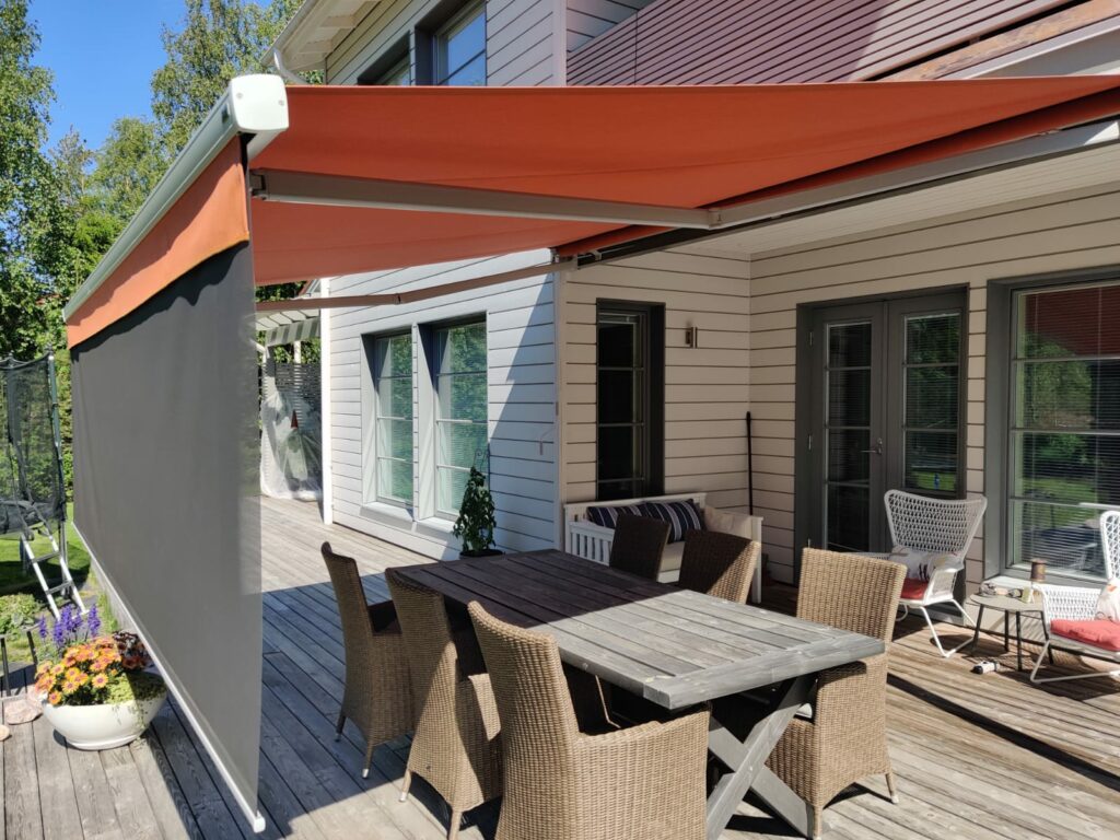 Sähkökäyttöinen terassimarkiisi on tyylikäs ja moderni aurinkosuoja, joka tarjoaa erinomaisen suojan paahtavaa aurinkoa ja häikäisyä vastaan.