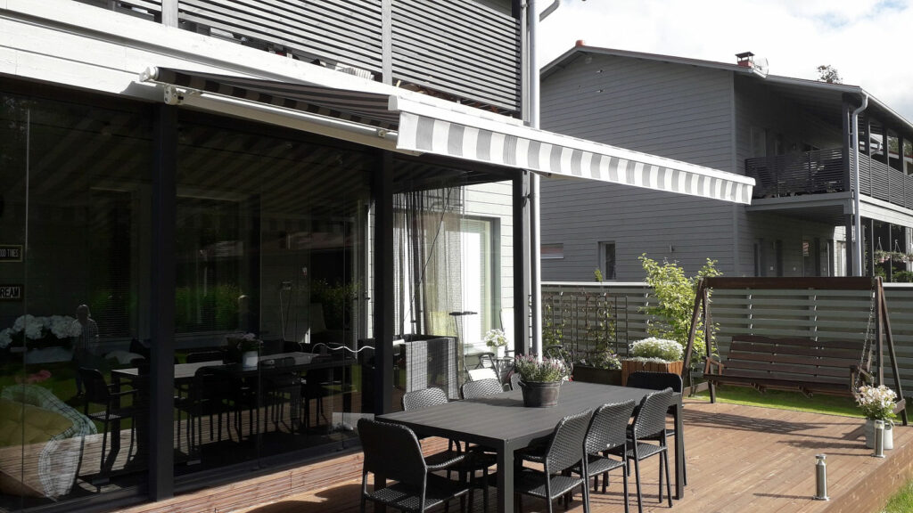 Sähkökäyttöinen terassimarkiisi on tyylikäs ja moderni aurinkosuoja, joka tarjoaa erinomaisen suojan paahtavaa aurinkoa ja häikäisyä vastaan.